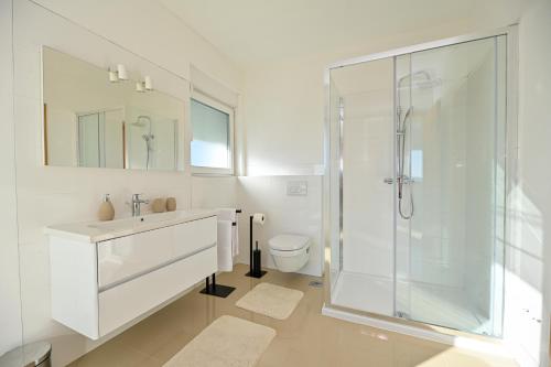 Un baño con ducha, lavabo e inodoro. en New Luxury Villa "Via", en Zadar