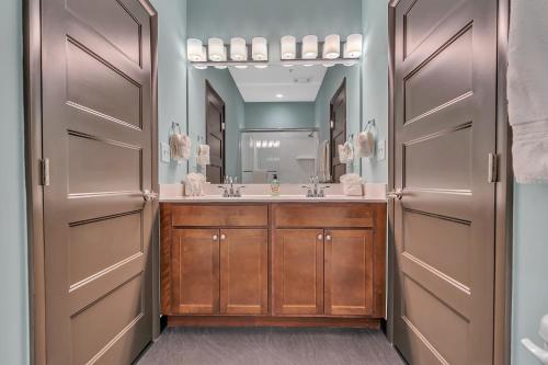 łazienka z 2 umywalkami i dużym lustrem w obiekcie 2 Bedroom Loft @ Grand Strand Brewery 205 w mieście Myrtle Beach