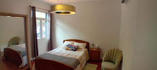 ein kleines Zimmer mit einem Bett und einem Spiegel in der Unterkunft Vista Funchal in Funchal