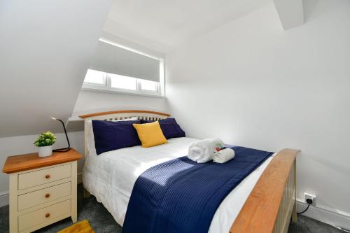 a bedroom with a bed with two stuffed animals on it at Spacious 2 bedroom apartment in the heart mumbles in The Mumbles