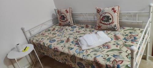 1 Schlafzimmer mit einem Bett mit Blumenbettdecke in der Unterkunft Casa Zibè in Isola delle Femmine