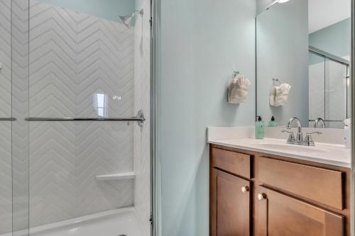 uma casa de banho com um chuveiro e um lavatório. em 1 Bedroom @ Grand Strand Brewery 209 em Myrtle Beach
