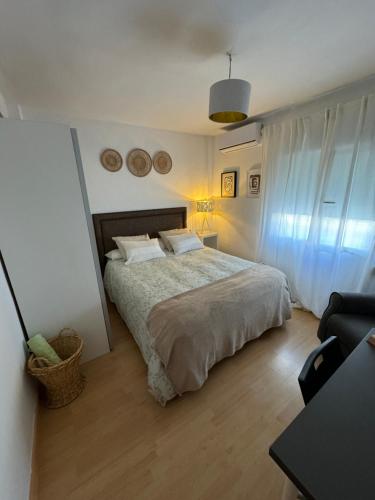 Un dormitorio con una cama, una mesa y una silla. en Harmony room málaga piso compartido, en Málaga