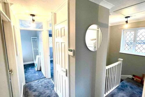 Canford MagnaにあるThe Spacious & Luxury 'Grey Goose' Home, Bournemouth, Dorsetの鏡とドアのある廊下のある部屋