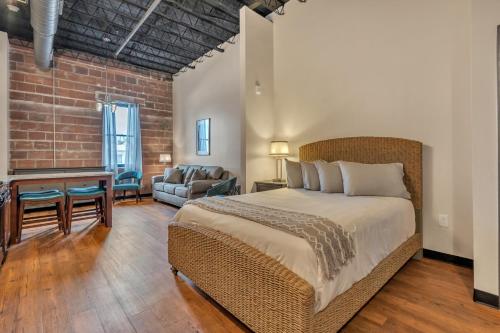 um quarto com uma cama grande e uma parede de tijolos em 1 Bedroom @ Grand Strand Brewery 209 em Myrtle Beach