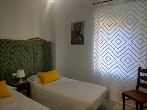 科瓦萊達的住宿－Covaleda naturazleza y relax，一间卧室设有两张床和一堵墙