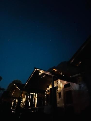 a house at night with the stars in the sky at The Stream Kasol in Kasol