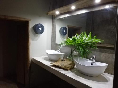 a bathroom with two sinks and a large mirror at Residencia El Balatà in Las Terrenas