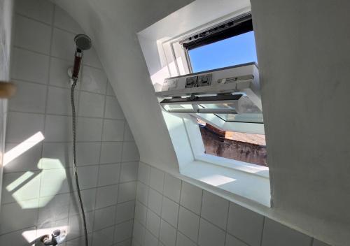 La salle de bains est pourvue d'une douche et d'une fenêtre. dans l'établissement L'Etape Tourangelle, à Tours