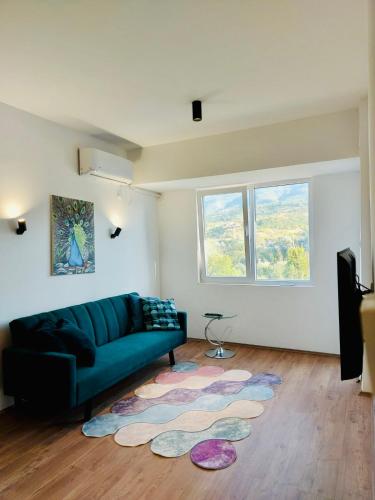uma sala de estar com um sofá e um tapete em Relax in Apartment Stela em Skopje