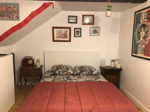une chambre avec un lit avec une couverture rouge dans l'établissement La Casetta en ALSACE, à Schiltigheim