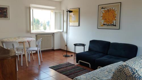 uma sala de estar com um sofá e uma mesa em Al Ponte di Tiberio em Rimini