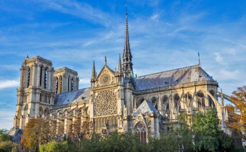 a large cathedral with a spire on top of it at Grand F2 confortable in Saint-Denis