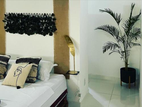 um quarto com uma cama e um vaso de plantas em Pousada Reloday em Salvaterra