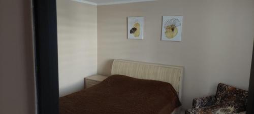 una camera con un letto e due quadri appesi al muro di вулиця Нагiрна a Kam"janec'-Podil's'kyj