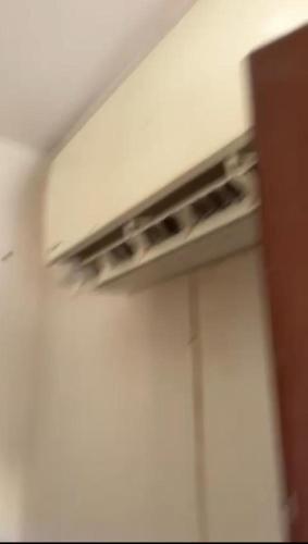 uma conduta de ar num quarto com uma parede em غرفة سائق للايجار مؤثثه مكيف و مفروشة ثلاجة وسرير em Riyadh