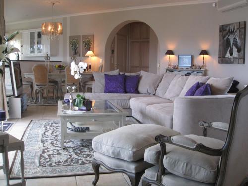 un salon avec un canapé et une table dans l'établissement La Maison Jaune, à Sainte-Maxime