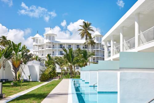 Blick auf die Außenseite des Resorts mit Pool in der Unterkunft Riu Palace Macao - Adults Only - All Inclusive Elite Club in Punta Cana