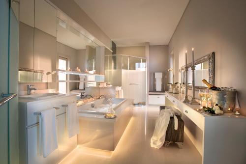 un baño con dos lavabos y dos espejos en DAVINCI Suites, en Johannesburgo