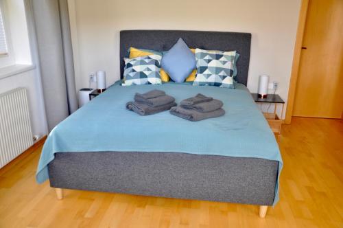 Apartment Aste في Aldrans: غرفة نوم عليها سرير وفوط