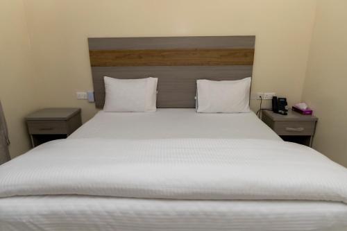 Una cama o camas en una habitación de DUQUM PLAZA HOTEL