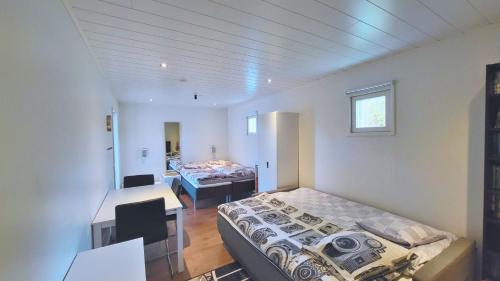 1 dormitorio con cama y escritorio. en Renkomäki, en Lahti