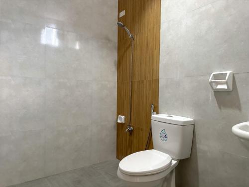 a bathroom with a toilet and a sink at Casa Bicolandia Suites in Daraga