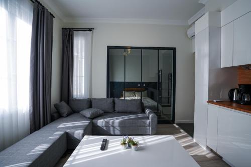 - un salon avec un canapé et une table dans l'établissement Merkuri Apart, à Istanbul