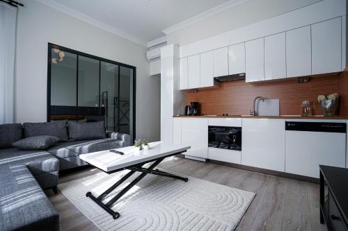 - un salon avec un canapé et une table dans l'établissement Merkuri Apart, à Istanbul