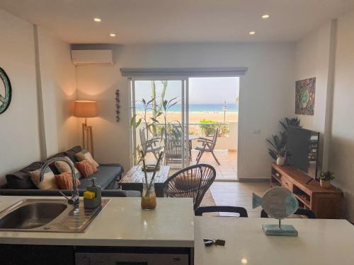 タリファにあるTarifa Cozy House - Beach Front, Pool, Parkingのキッチン、海の景色を望むリビングルーム