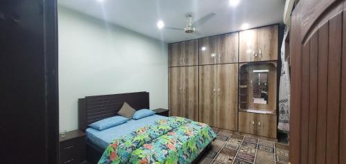um quarto com uma cama e uma parede de madeira em vista guest house em Quetta