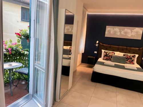 ein kleines Schlafzimmer mit einem Bett und einem Balkon in der Unterkunft Sunset rooms in La Spezia