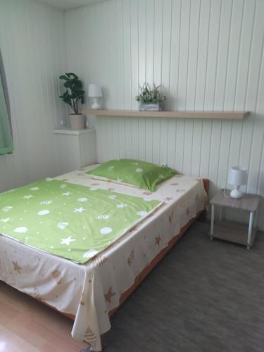 Postel nebo postele na pokoji v ubytování Kolpingház Pécs