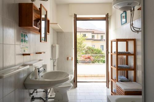 ベッラージョにあるApartments Bellagioのバスルーム(洗面台、トイレ付)