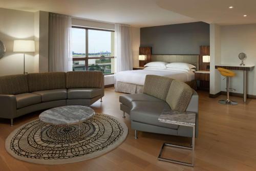 Un ou plusieurs lits dans un hébergement de l'établissement Hilton Toronto Airport Hotel & Suites