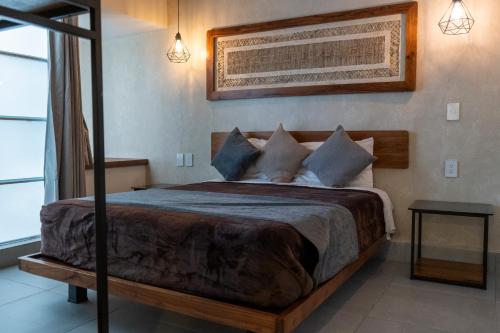 Una cama o camas en una habitación de Sky Roma - SUITES & DEPAS