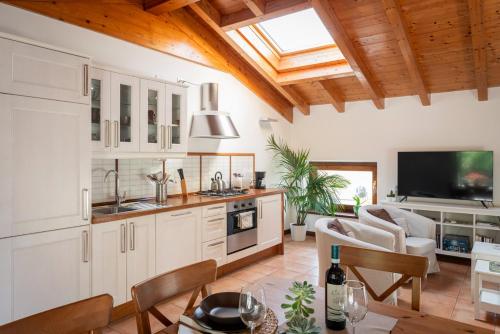 uma cozinha e sala de estar com mesa e cadeiras em Apartments Bellagio em Bellagio