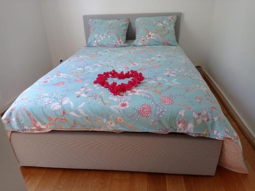 - un lit avec un cœur en fleurs dans l'établissement Foudebassan, à La Teste-de-Buch