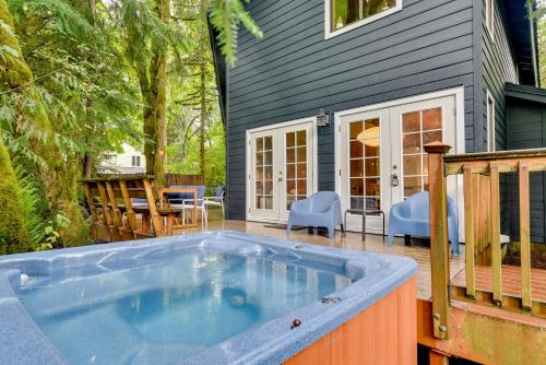 Fotografie z fotogalerie ubytování Rhododendron Creekside Cabin with Hot Tub and Fire Pit v destinaci Rhododendron