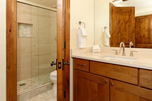 Um banheiro em 700 Monarch 205, Deluxe Condo with Private Deck & Mountain Views Located 1 Block to Ski Lift