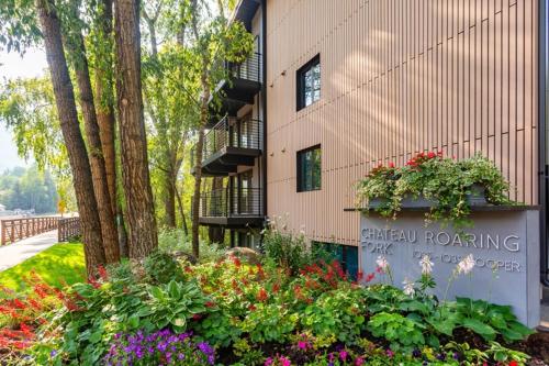 Ein Garten an der Unterkunft Chateau Roaring Fork 22, Mountain Chic 4-Bedroom Condo on Roaring Fork River – Walk to Downtown Aspen