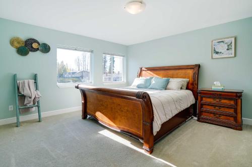 - une chambre avec un lit, une commode et une fenêtre dans l'établissement Anchorage Retreat with Private Deck and Backyard!, à Anchorage