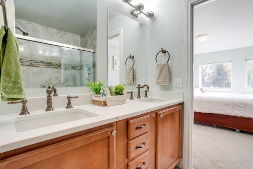 La salle de bains est pourvue de 2 lavabos et d'un miroir. dans l'établissement Anchorage Retreat with Private Deck and Backyard!, à Anchorage