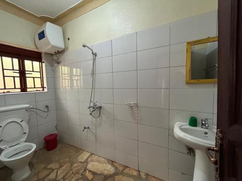La salle de bains est pourvue de toilettes et d'un lavabo. dans l'établissement Itambira Island, Seeds of Hope, à Chabahinga