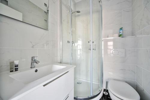 uma casa de banho com um chuveiro, um lavatório e um WC. em 06.Studio#Charenton#Fitness#Cinema em Charenton-le-Pont