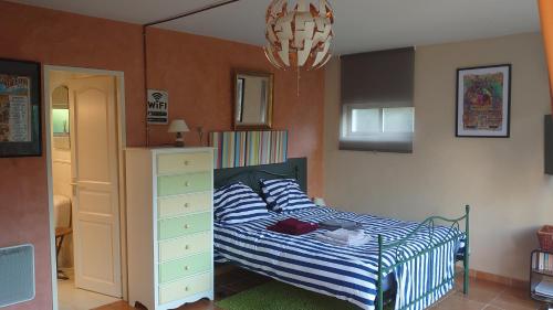 1 dormitorio con cama, tocador y espejo en Studio au coeur de la petite camargue, en Beauvoisin