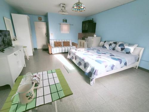 a bedroom with a bed and a living room at Impact Arena C3 Milo in Nonthaburi