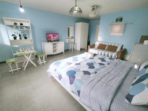 a bedroom with a bed and a living room at Impact Arena C3 Milo in Nonthaburi