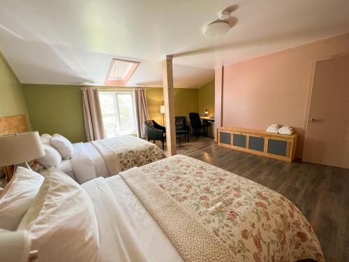 Ένα ή περισσότερα κρεβάτια σε δωμάτιο στο Auberge la Rosepierre bistro Henri