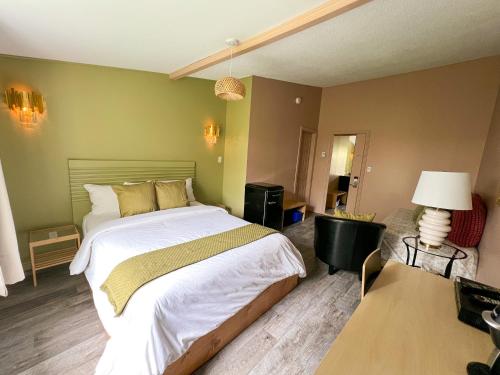 Ένα ή περισσότερα κρεβάτια σε δωμάτιο στο Auberge la Rosepierre bistro Henri